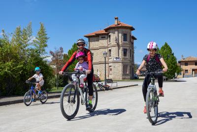 familia andando en bici